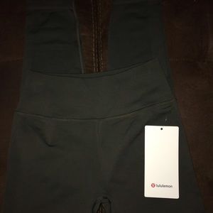 Olive green Lulu leggings! NWT Size 6